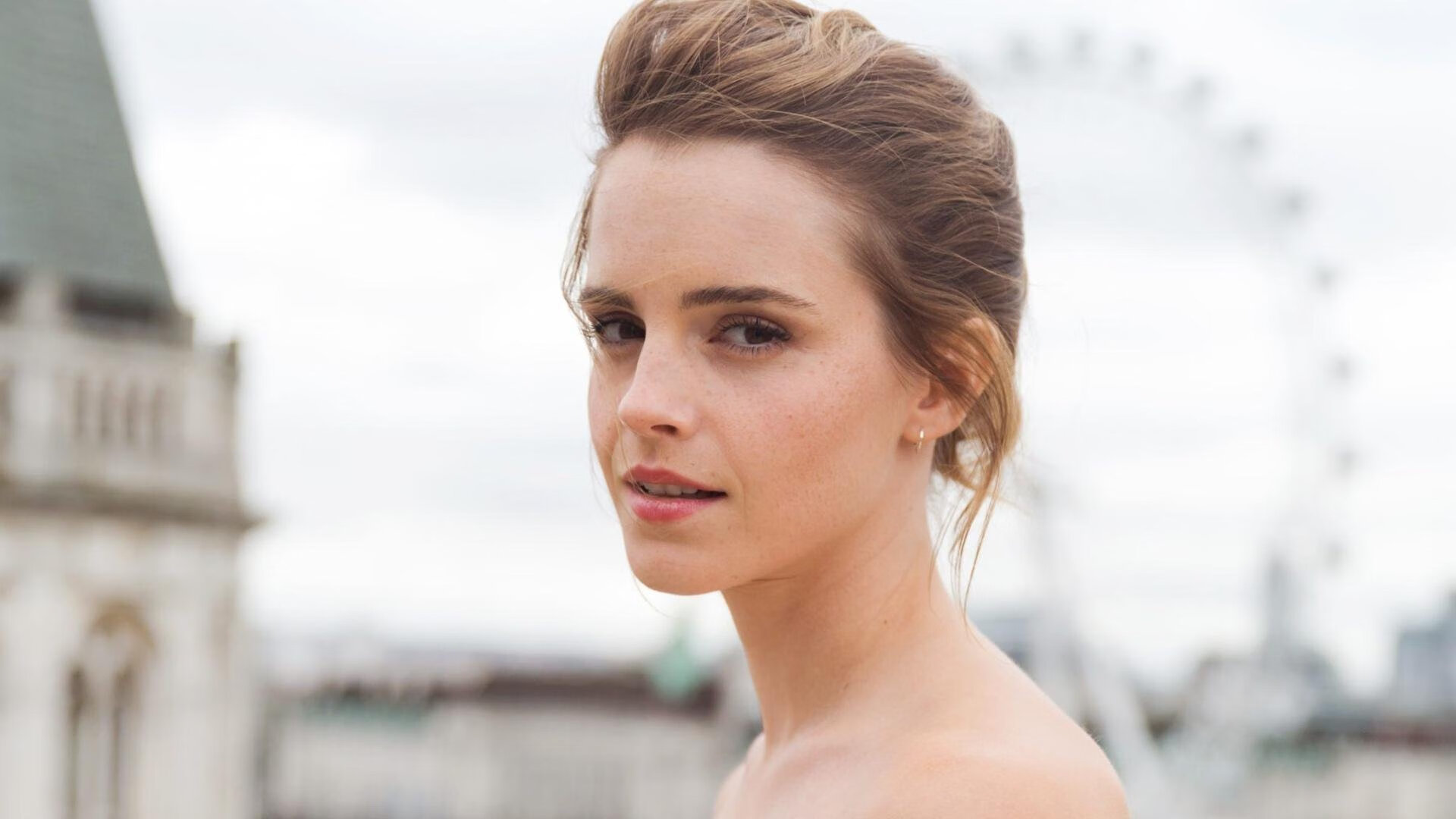 AYX体育官网-精彩足球比赛中球队展现出强大实力，精彩纷呈的足球比赛