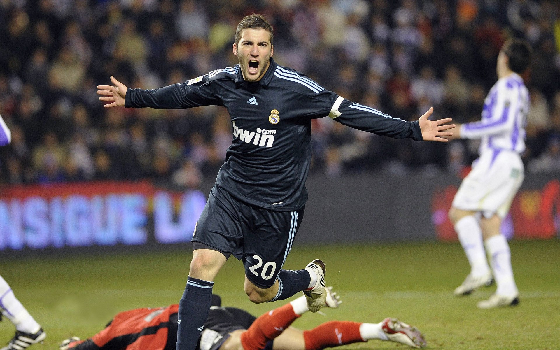 “战术深度:不同教练的战术大比拼”,教练在布置战术时讲到了常用的比赛阵型